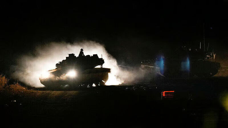 İsrail Lübnan'a kara saldırısı başlattı! Tanklar ilerliyor, Beyrut'a bomba yağdı İsrail Lübnan'a kara saldırısı başlattı! Tanklar ilerliyor, Beyrut'a bomba yağıyor - 1. Resim