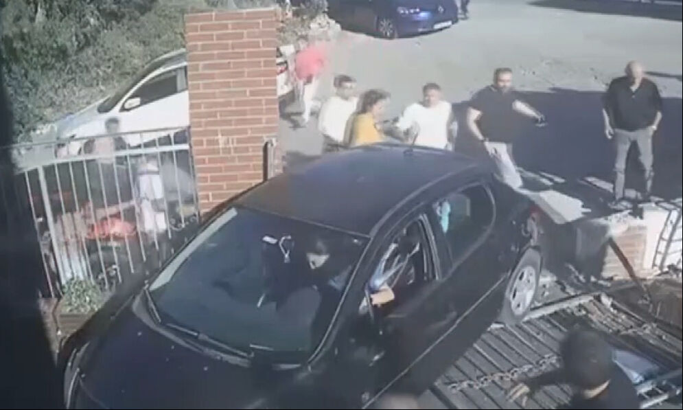 İzmir'de okul bahçesine dalan otomobil faciaya neden oldu! Yaralılar hastaneye kaldırıldı - 3. Resim