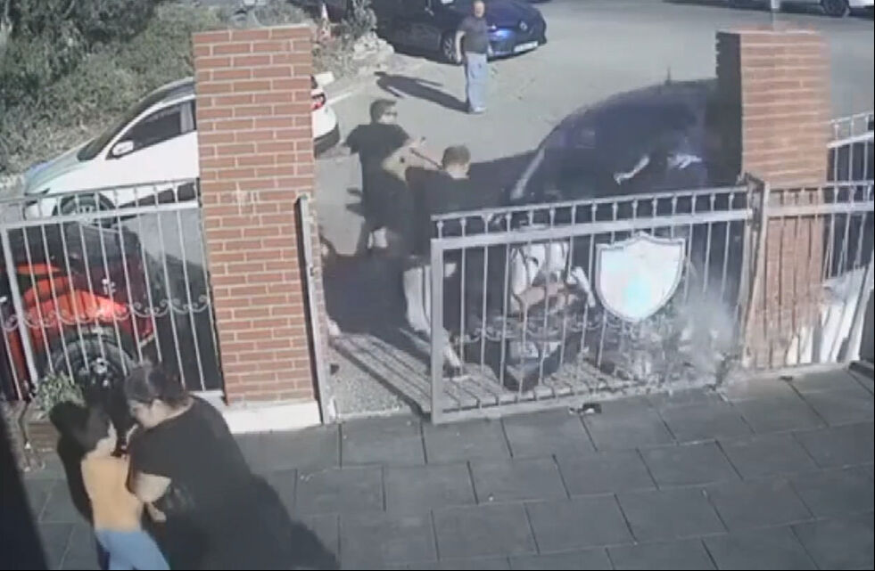 İzmir'de okul bahçesine dalan otomobil faciaya neden oldu! Yaralılar hastaneye kaldırıldı - 1. Resim