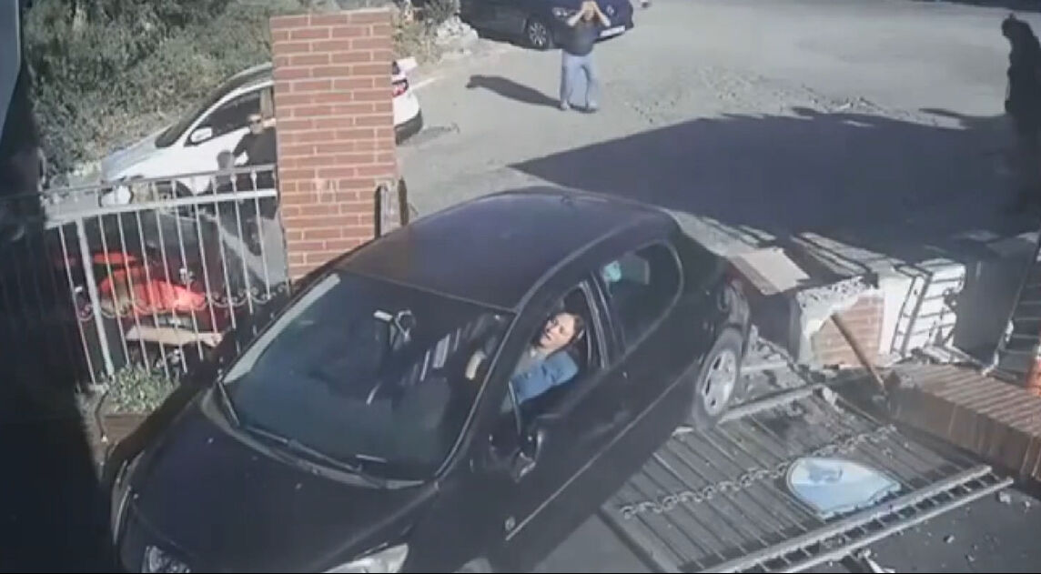 İzmir'de okul bahçesine dalan otomobil faciaya neden oldu! Yaralılar hastaneye kaldırıldı - 2. Resim