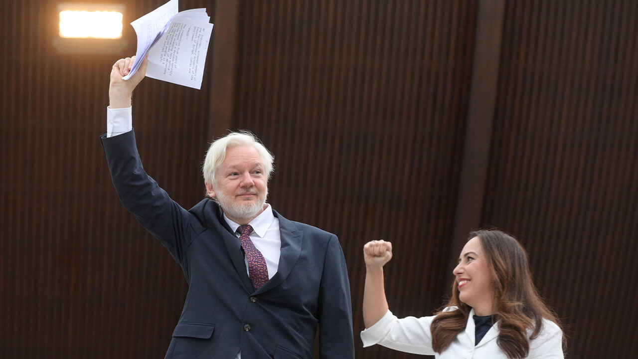 Julian Assange yıllar sonra kamera karşısında! "Gazetecilik suçlamasını kabul ettiğim için özgür kaldım” Julian Assange yıllar sonra ilk defa kamera karşısında! "Gazetecilik suçlamasını kabul ettiğim için özgür kaldım” - 2. Resim