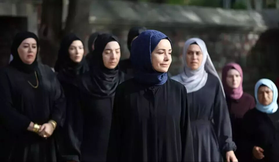 Kızıl Goncalar Beste rolünü canlandıran Hazal Türesan diziden ayrıldı Kızıl Goncalar Beste rolünü canlandıran Hazal Türesan diziden ayrıldı - 3. Resim