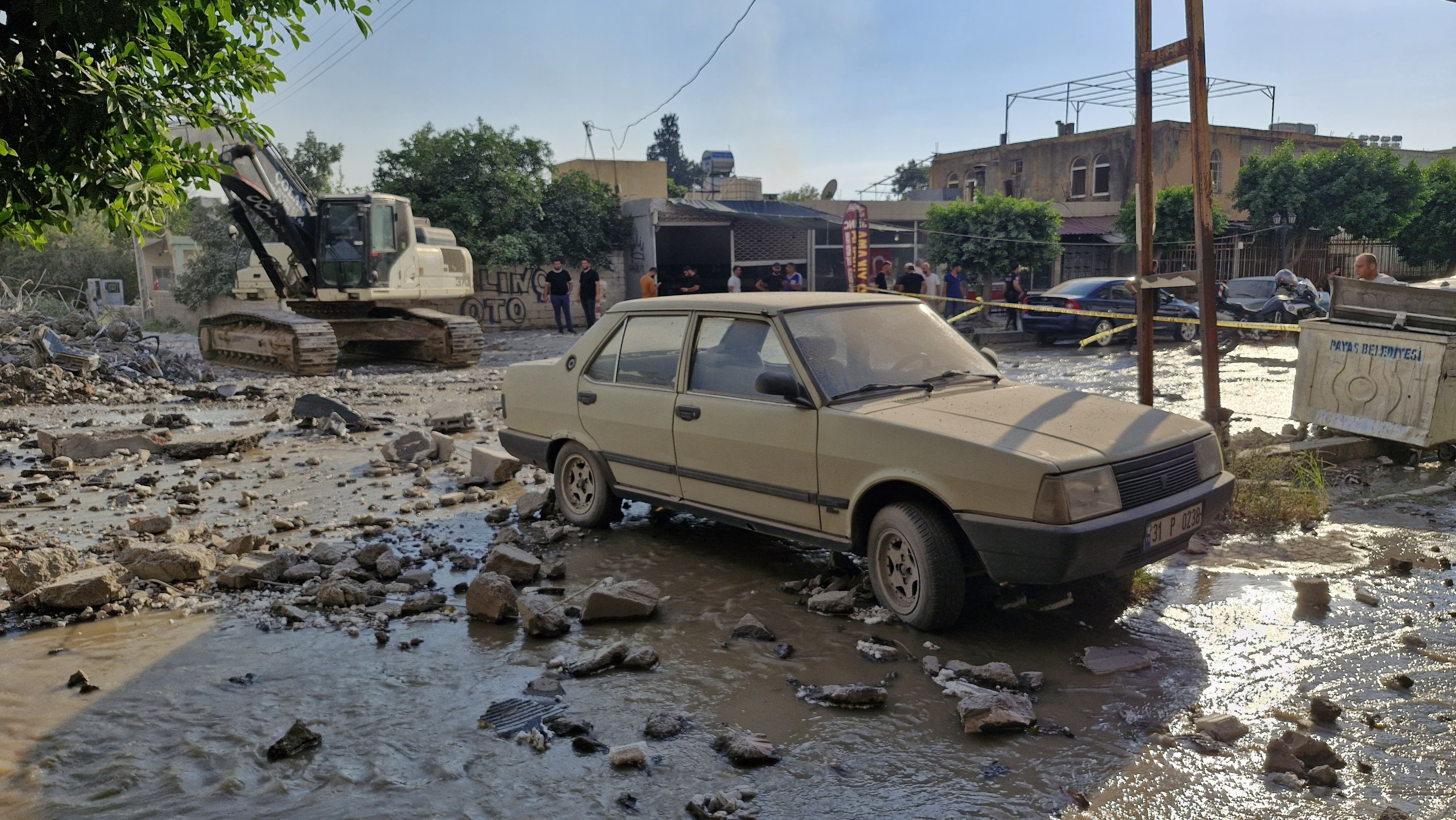 Kontrollü yıkım, kontrolden çıktı! Hatay'da 7 katlı bina meraklı vatandaşlara tehlikeli anlar yaşattı - 2. Resim