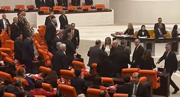 MHP lideri Devlet Bahçeli, TBMM'de DEM Partili isimlerle tokalaştı - 1. Resim