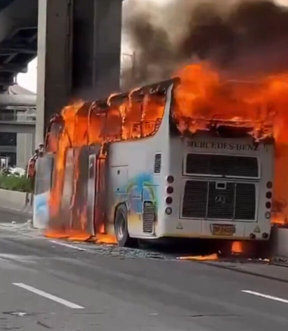 Tayland’da okul servisi alev alev yandı! 22 öğrenci ve 3 öğretmen hayatını kaybetti Tayland’da okul servisi alev alev yandı! 22 öğrenci ve 3 öğretmen hayatını kaybetti - 1. Resim