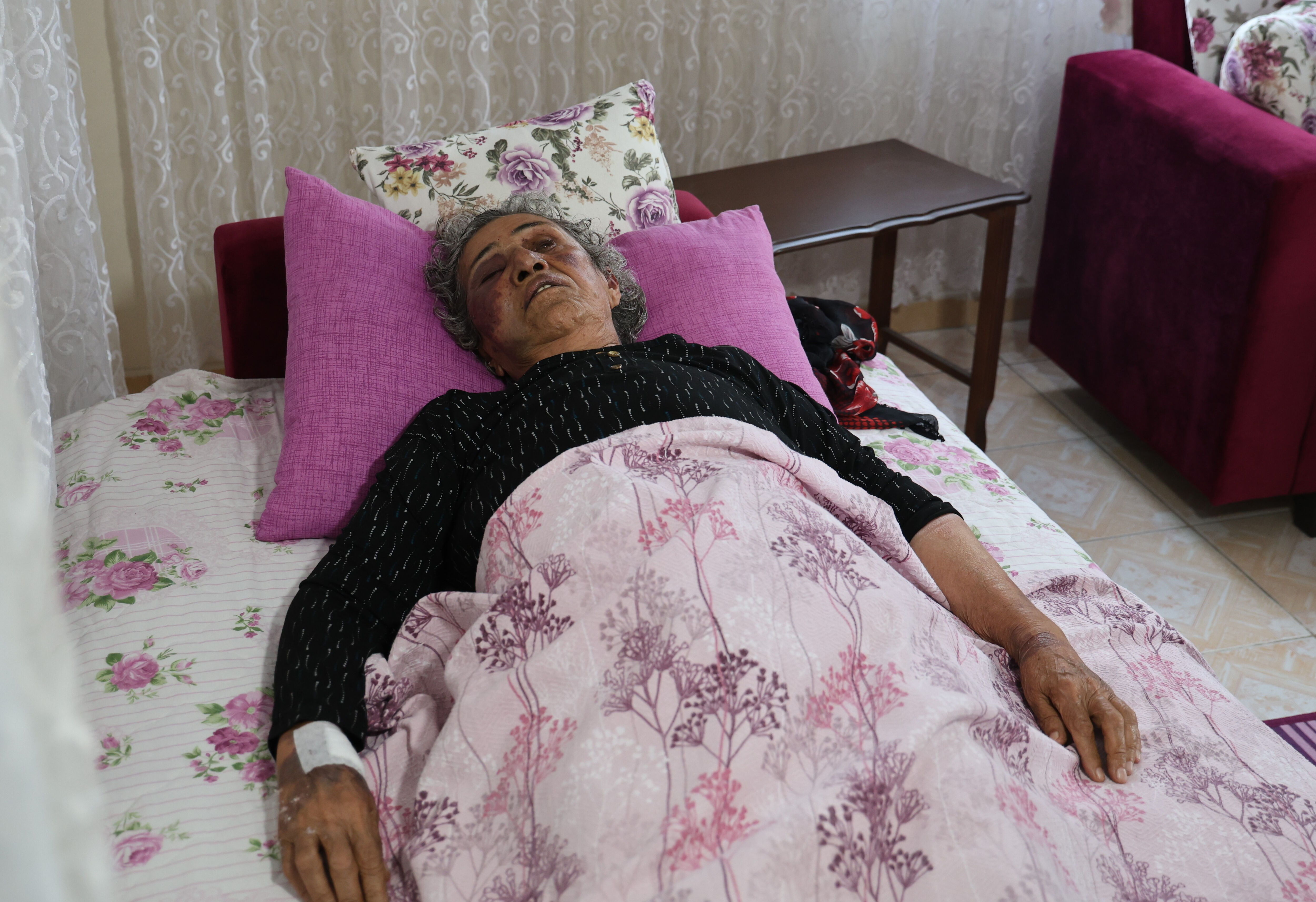 Yaşlı kadını darbedip yüzüğünü çaldı! Mahalleli hortumla dövdü Yaşlı kadını darbedip yüzüğünü çaldı! Mahalleli hortumla dövdü - 1. Resim