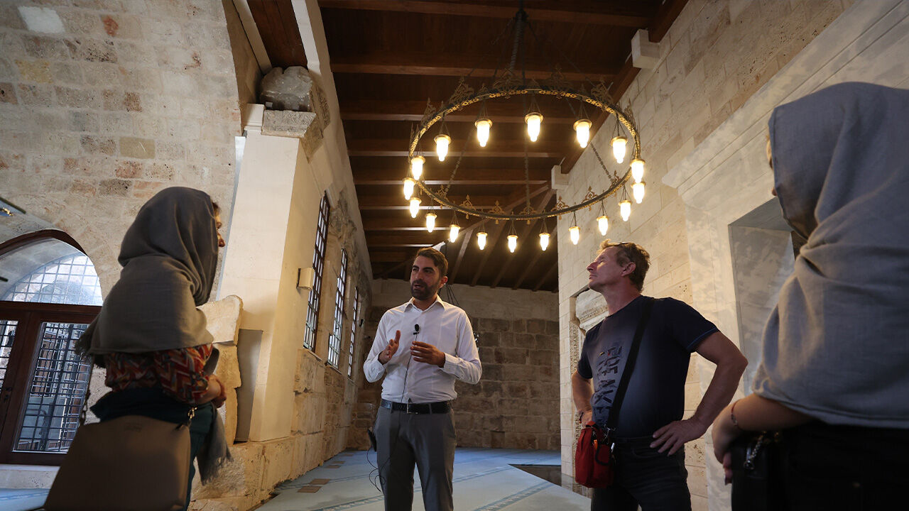 4 dil bilen imam Antalya'da görevli olduğu tarihi camiye gelen turistleri şaşırttı 4 dil bilen imam Antalya'da görevli olduğu tarihi camiye gelen turistleri şaşırttı - 2. Resim