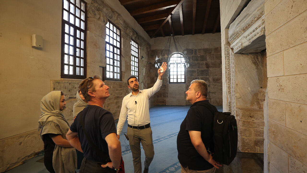 4 dil bilen imam Antalya'da görevli olduğu tarihi camiye gelen turistleri şaşırttı 4 dil bilen imam Antalya'da görevli olduğu tarihi camiye gelen turistleri şaşırttı - 1. Resim