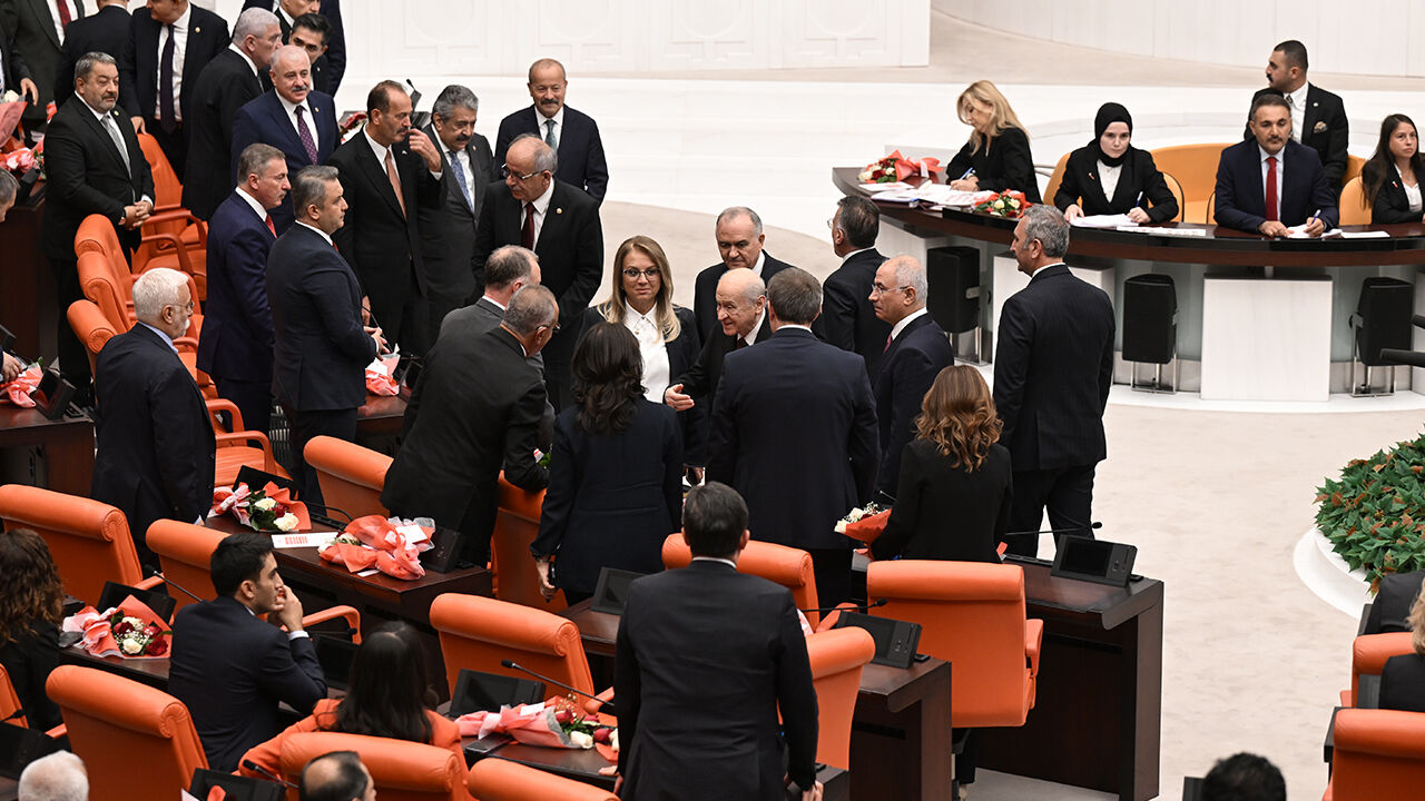 Bahçeli yanlarına gidip tokalaşmıştı! DEM Parti'den açıklama geldi - 2. Resim