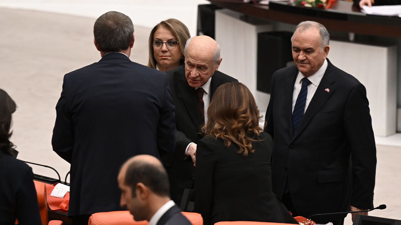 Bahçeli yanlarına gidip tokalaşmıştı! DEM Parti'den açıklama geldi - 1. Resim