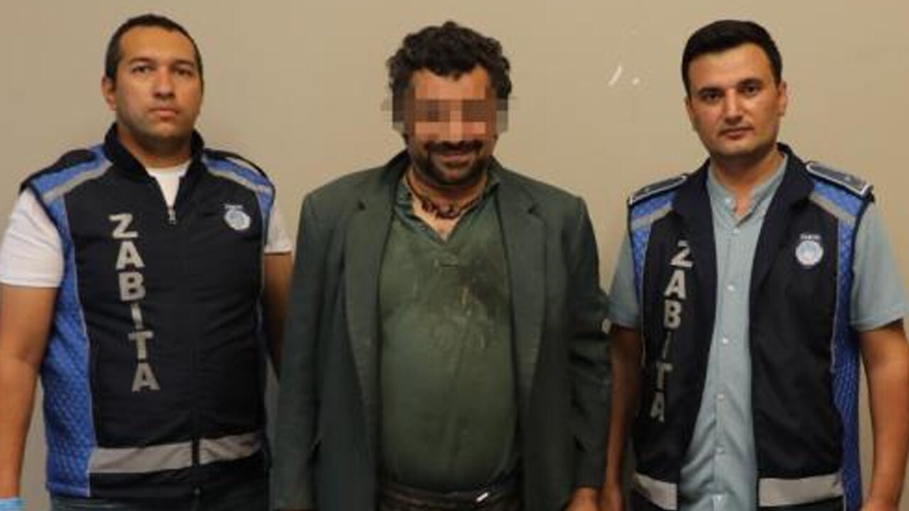 Dilenci değil, ayaklı banka! Yüzündeki gülümseme tutuklanırken bile eksik olmadı Dilenci değil, ayaklı banka! Yüzündeki gülümseme tutuklanırken bile eksik olmadı - 1. Resim