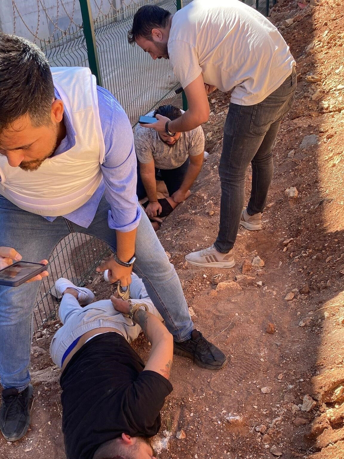 Gaziantep'te uzun namlulu silahlarla yol kesen çete tutuklandı! Gaziantep'te uzun namlulu silahlarla yol kesen çete tutuklandı! - 3. Resim