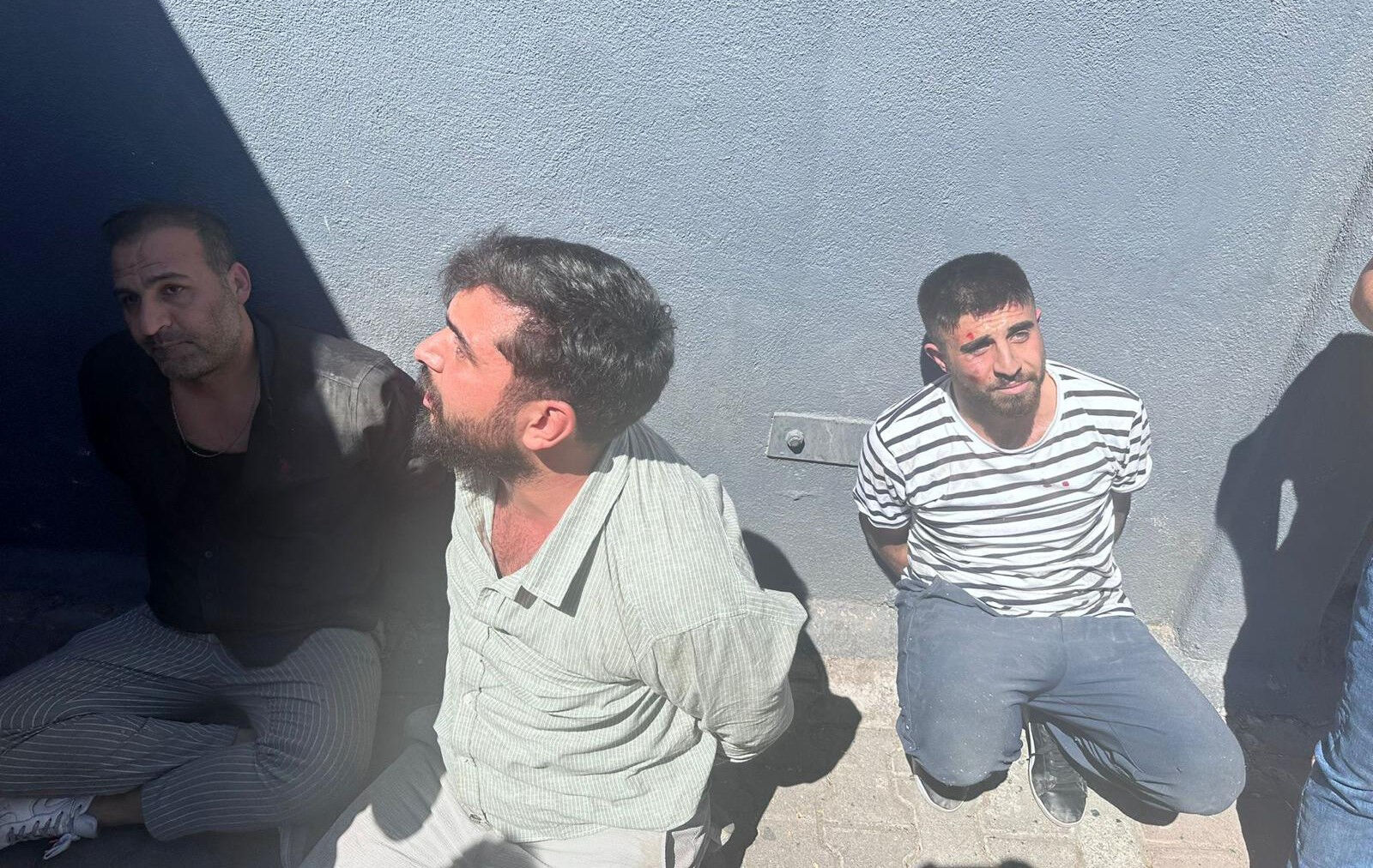 Gaziantep'te uzun namlulu silahlarla yol kesen çete tutuklandı! Gaziantep'te uzun namlulu silahlarla yol kesen çete tutuklandı! - 2. Resim