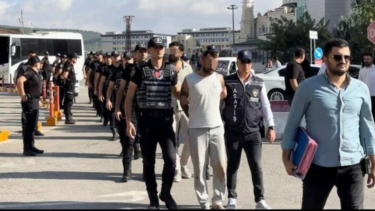 Gaziantep'te uzun namlulu silahlarla yol kesen çete tutuklandı! Gaziantep'te uzun namlulu silahlarla yol kesen çete tutuklandı! - 4. Resim