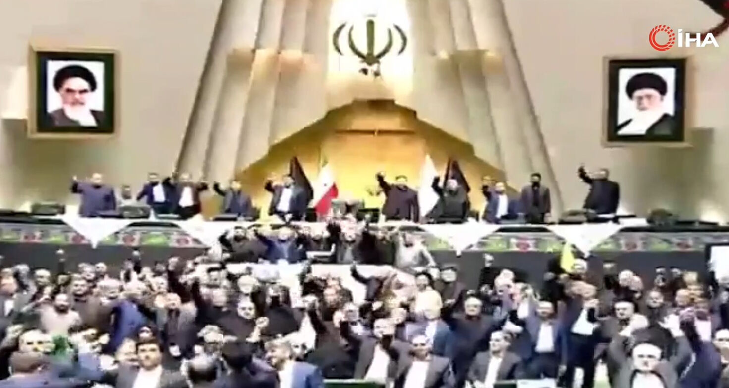 İran Meclisi, İsrail’e yapılan füze saldırısını kutladı! Dillerinde aynı slogan var - 1. Resim