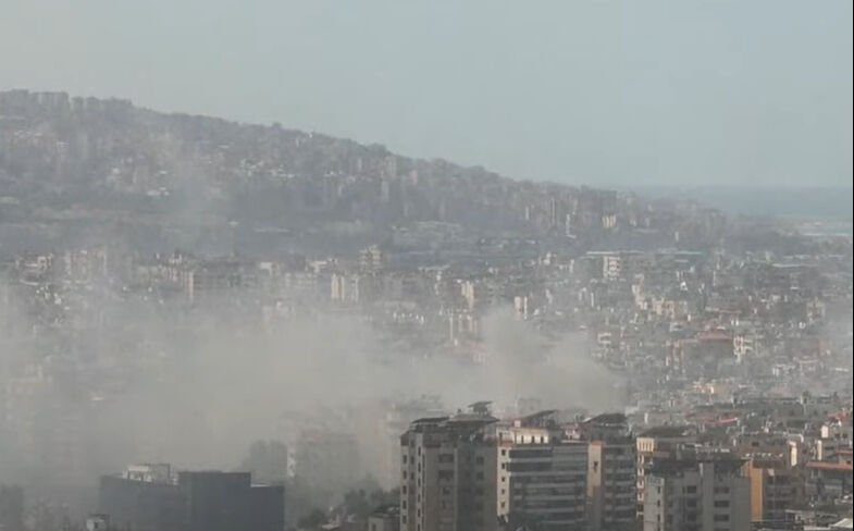 Beyrut'a bombalar peş peşe yağıyor! İsrail kimyasal silahla saldırdı İsrail, Lübnan'ın başkenti Beyrut'u bombaladı! Kentin her yerinden dumanlar yükseliyor - 1. Resim
