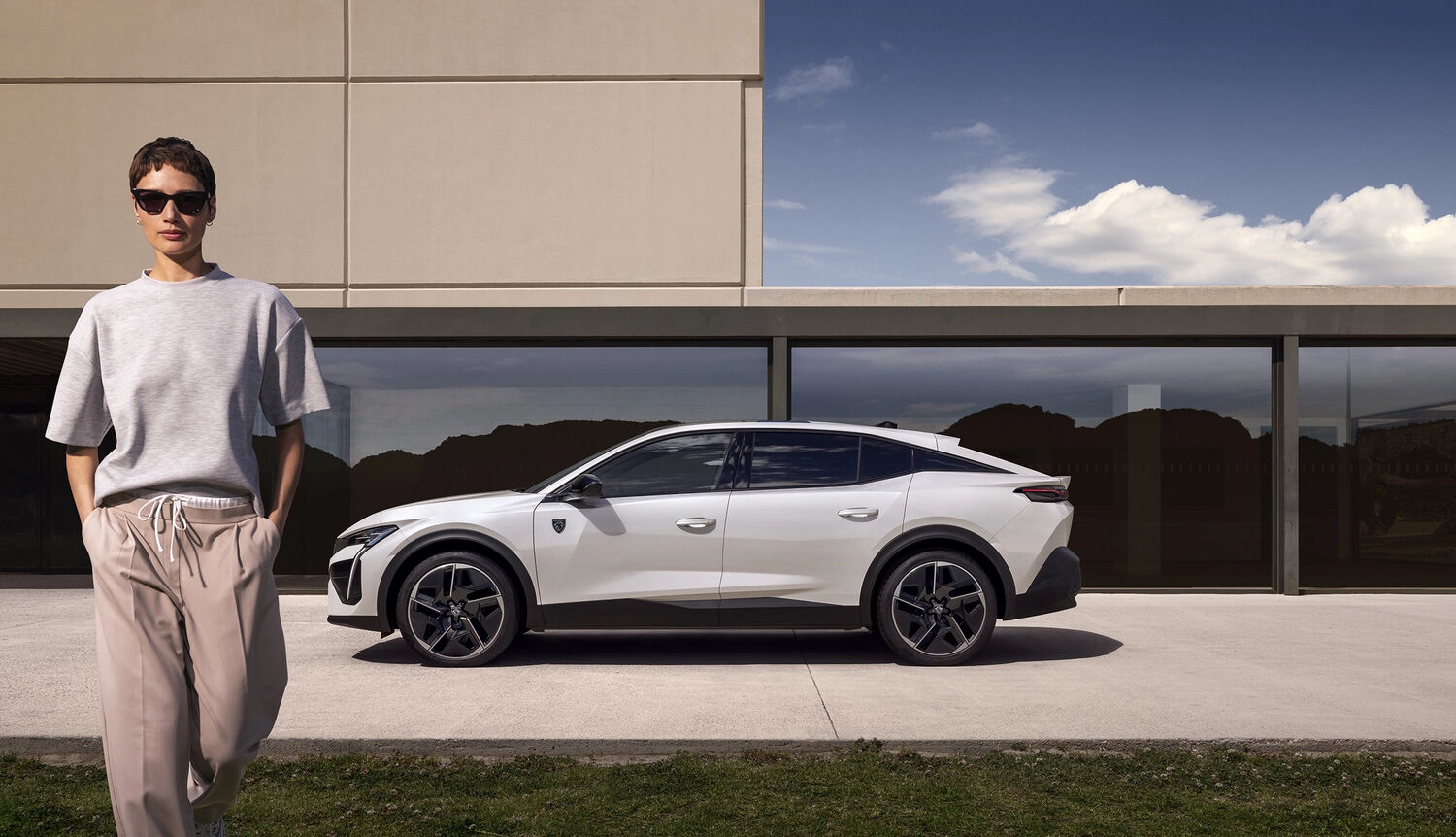 Peugeot E-408 tanıtıldı: 453 KM menzilli tamamen elektrikli otomobil! Peugeot E-408 tanıtıldı: 453 KM menzilli tamamen elektrikli SUV! - 2. Resim