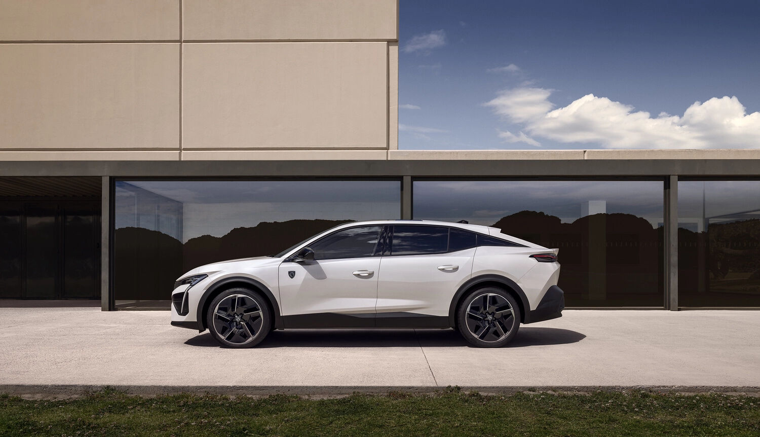 Peugeot E-408 tanıtıldı: 453 KM menzilli tamamen elektrikli otomobil! Peugeot E-408 tanıtıldı: 453 KM menzilli tamamen elektrikli SUV! - 1. Resim