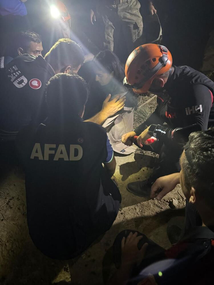 Siirt seferber oldu, kayıp kız bulundu! Fıstık bahçesine giren ekipler... Siirt seferber oldu, kayıp kız bulundu! Fıstık bahçesine giren ekipler... - 1. Resim