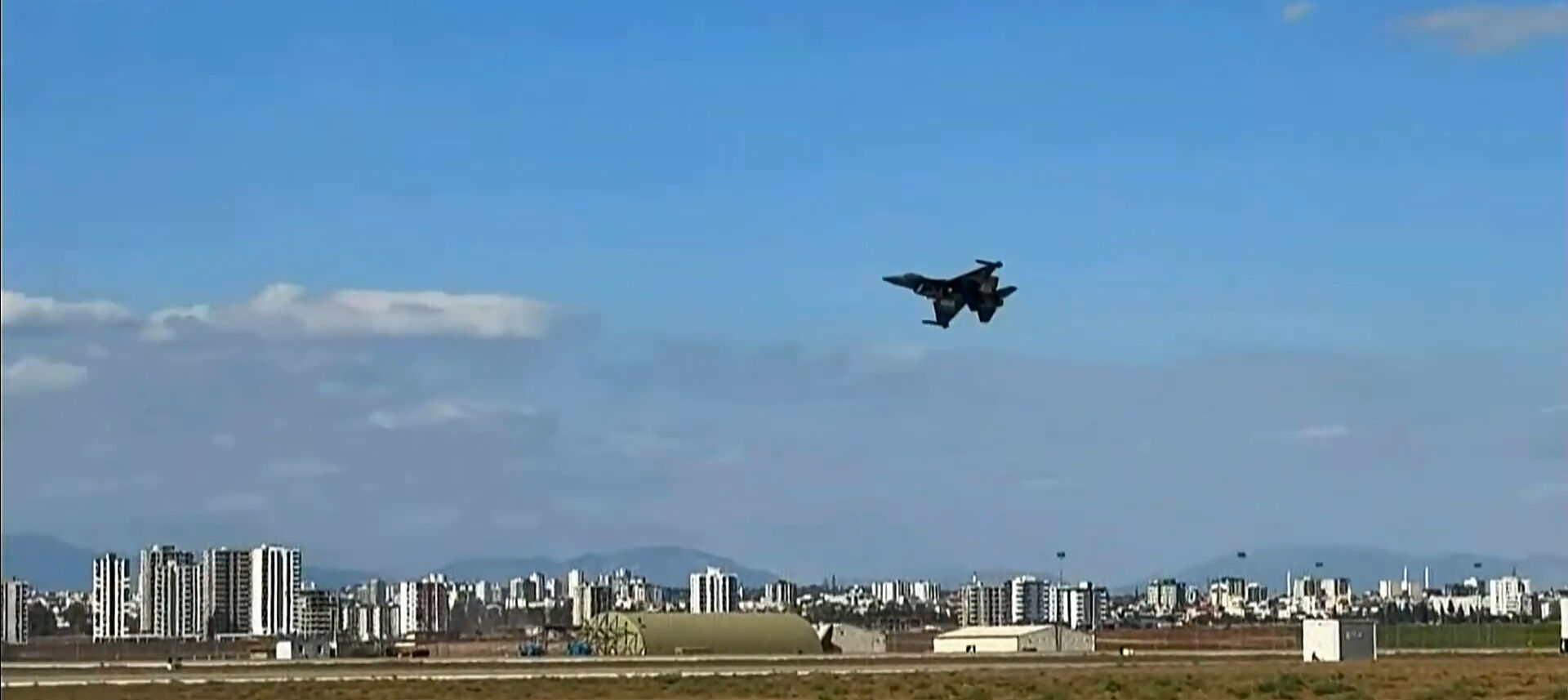 TEKNOFEST Adana'da SOLOTÜRK ve AKINCI'dan bir ilk! Kol uçuşu hayran bıraktı - 2. Resim