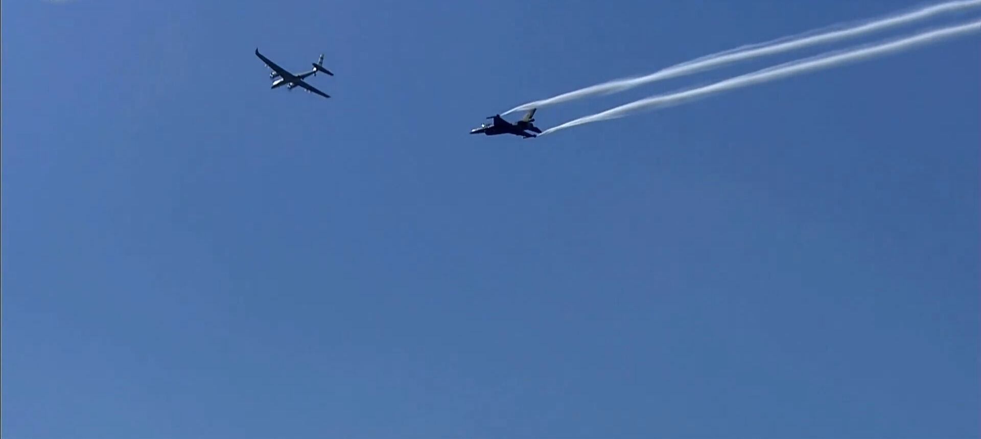 TEKNOFEST Adana'da SOLOTÜRK ve AKINCI'dan bir ilk! Kol uçuşu hayran bıraktı - 1. Resim