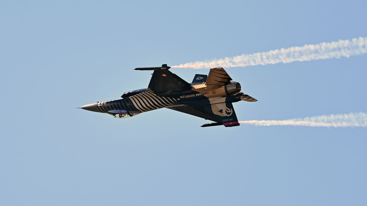 TEKNOFEST Adana'da SOLOTÜRK ve AKINCI'dan bir ilk! Kol uçuşu hayran bıraktı - 4. Resim