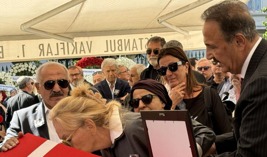 Ali Ağaoğlu gazeteci Güneri Cıvaoğlu’nun cenazesinde ortaya çıktı - 4. Resim