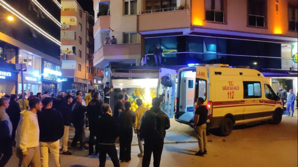 Bursa'da 6. kattan atlayan kadını manavın brandası kurtardı! Son anlarını videoya &ccedil;ekti... - 4. Resim
