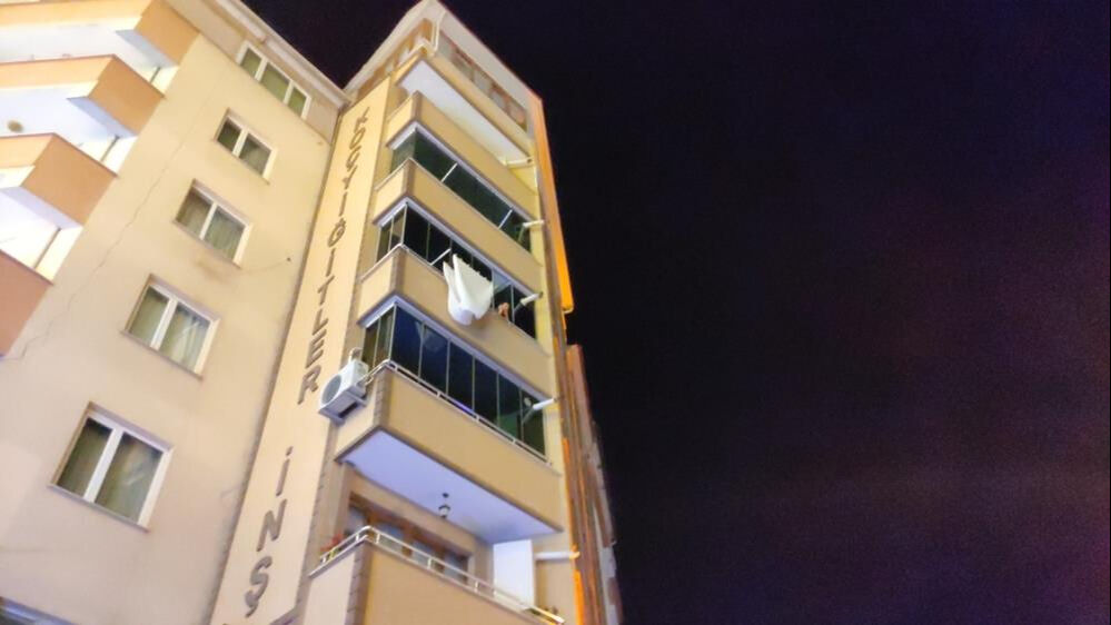 Bursa'da 6. kattan atlayan kadını manavın brandası kurtardı! Son anlarını videoya &ccedil;ekti... - 3. Resim