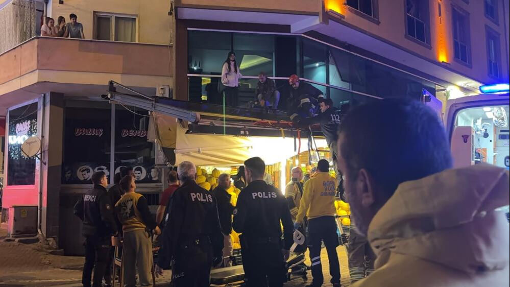 Bursa'da 6. kattan atlayan kadını manavın brandası kurtardı! Son anlarını videoya &ccedil;ekti... - 1. Resim