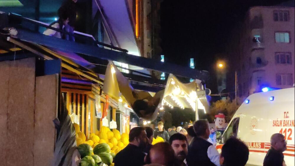 Bursa'da 6. kattan atlayan kadını manavın brandası kurtardı! Son anlarını videoya &ccedil;ekti... - 2. Resim