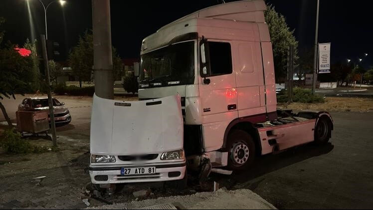 Gaziantep'te can pazarı! Tır işçi servisine çarptı, çok sayıda yaralı var - 3. Resim