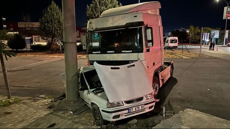 Gaziantep'te can pazarı! Tır işçi servisine çarptı, çok sayıda yaralı var - 5. Resim