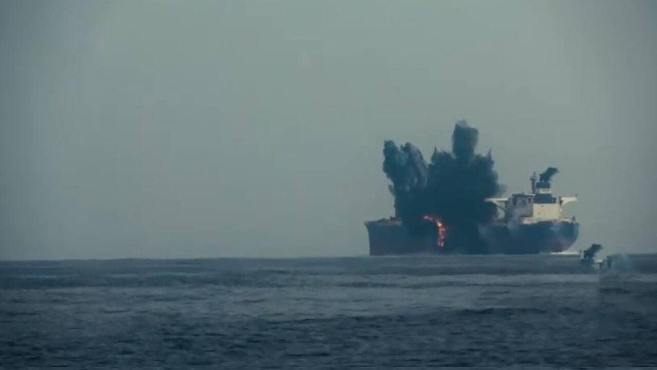 İngiliz petrol gemisi vuruldu! Husilerin saldırısı anbean kamerada - 1. Resim