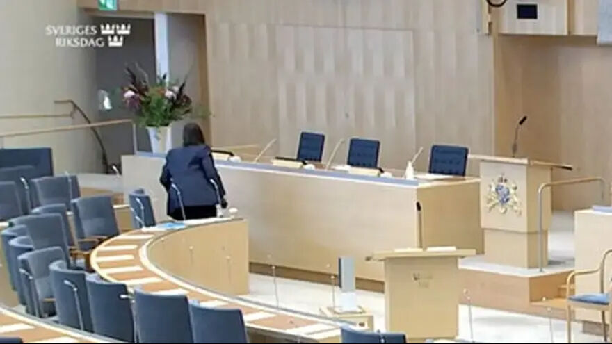 İsrail tartışmasında domatesli saldırı! Parlamentoyu koşarak terk etti - 2. Resim