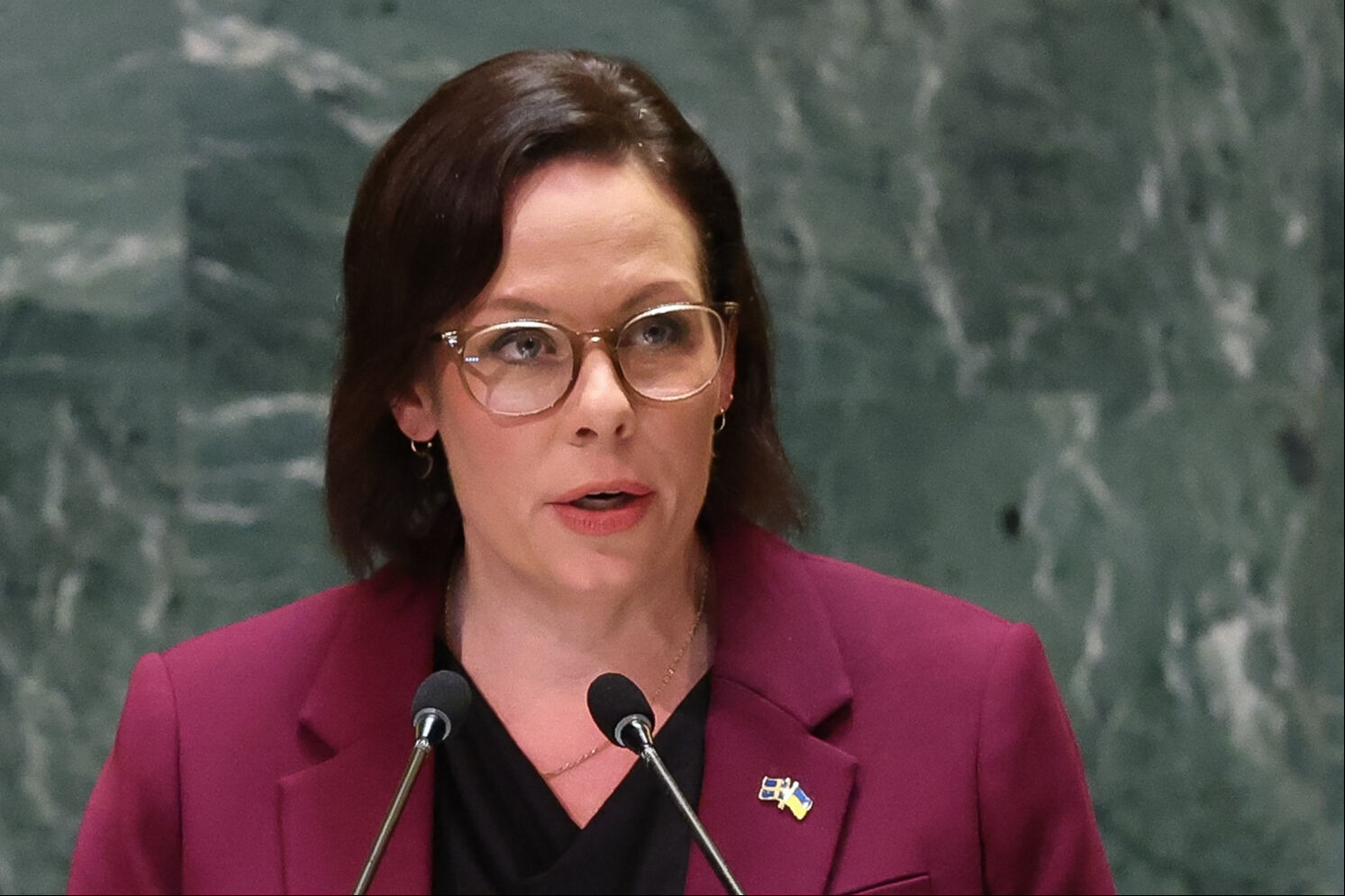 İsrail tartışmasında domatesli saldırı! Parlamentoyu koşarak terk etti - 1. Resim