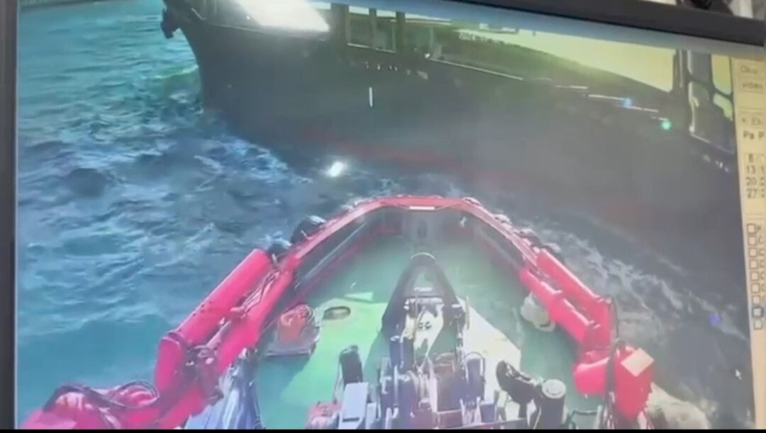 İstanbul Boğazı'nda gemiler çarpıştı! Kurtarma anı kameralarda - 3. Resim