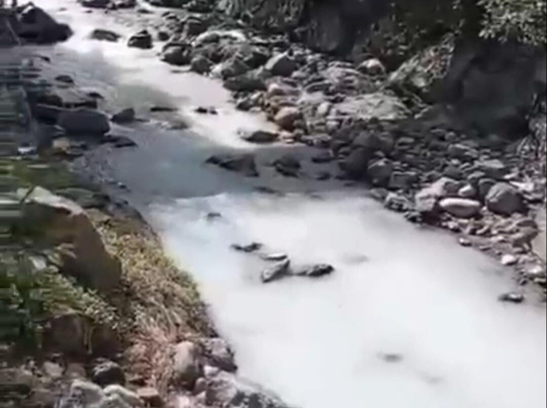 Masmaviydi bembeyaz oldu! Rize'deki derede şaşkına çeviren görüntü - 1. Resim