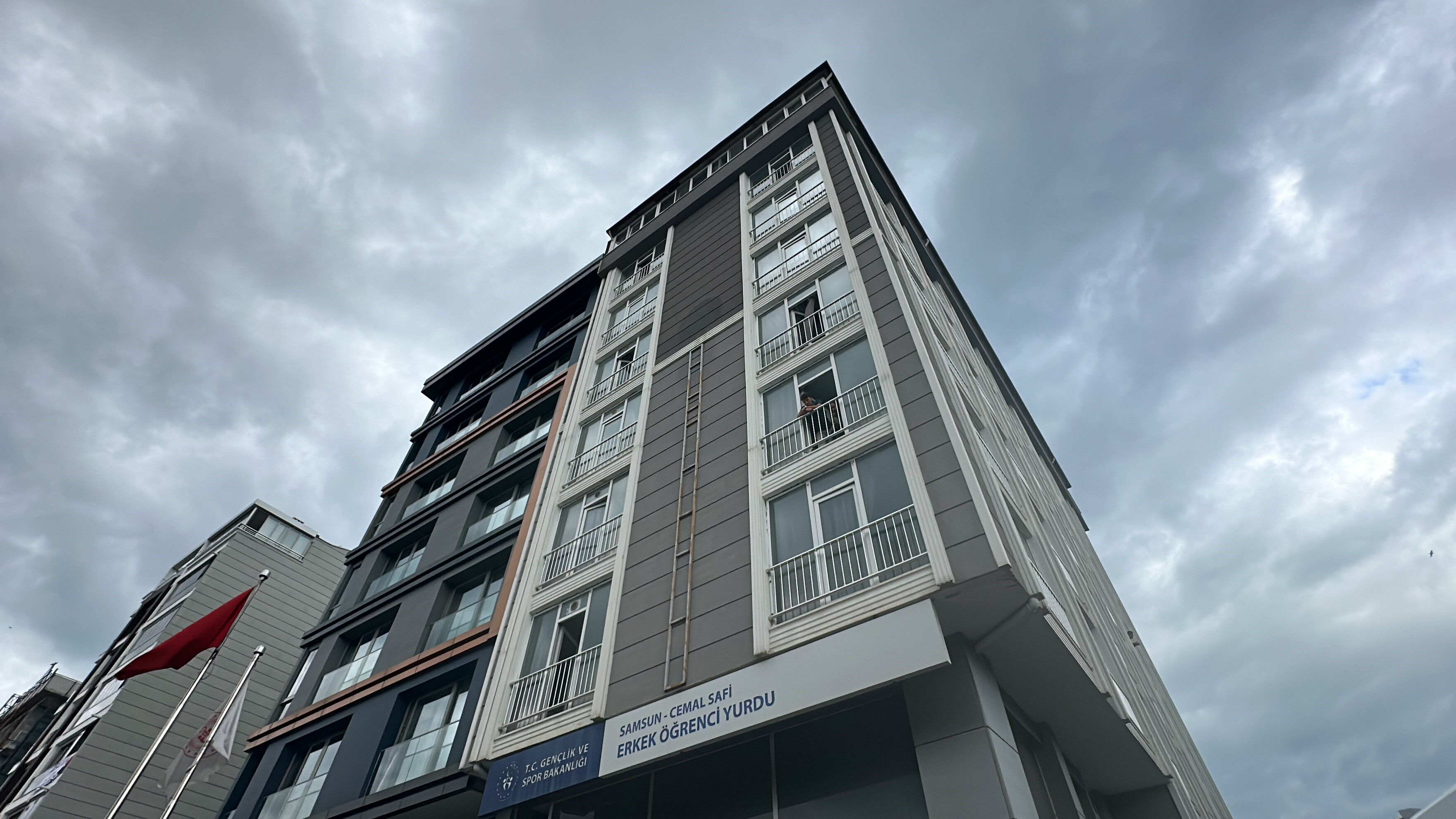 Samsun'da feci intihar! 22 yaşındaki öğrenci yurt binasından atladı Samsun'da feci intihar! 22 yaşındaki öğrenci yurt binasından atladı - 1. Resim