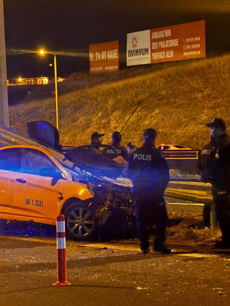 Ankara’da kontrolden çıkan taksi bariyerlere çaptı, şoförü öldü - 3. Resim
