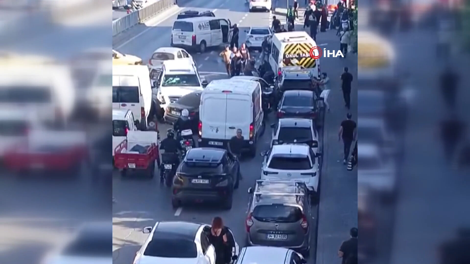 Avcılar'da dehşete düşüren anlar! Aracıyla önüne gelene çarptı Avcılar'da dehşete düşüren anlar! Aracıyla önüne gelene çarptı: Çok sayıda ekip olay yerinde - 1. Resim