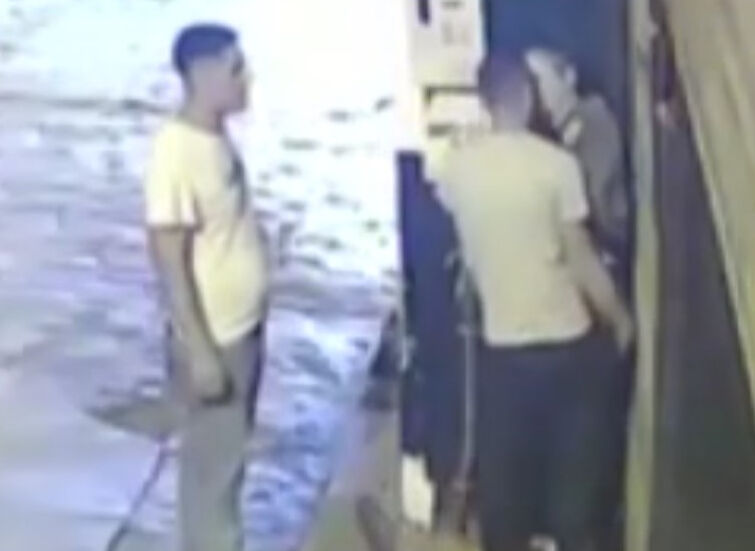 Beyoğlu'nda korkunç taciz! Genç kızı zorla öpüp yere düşürdü - 1. Resim