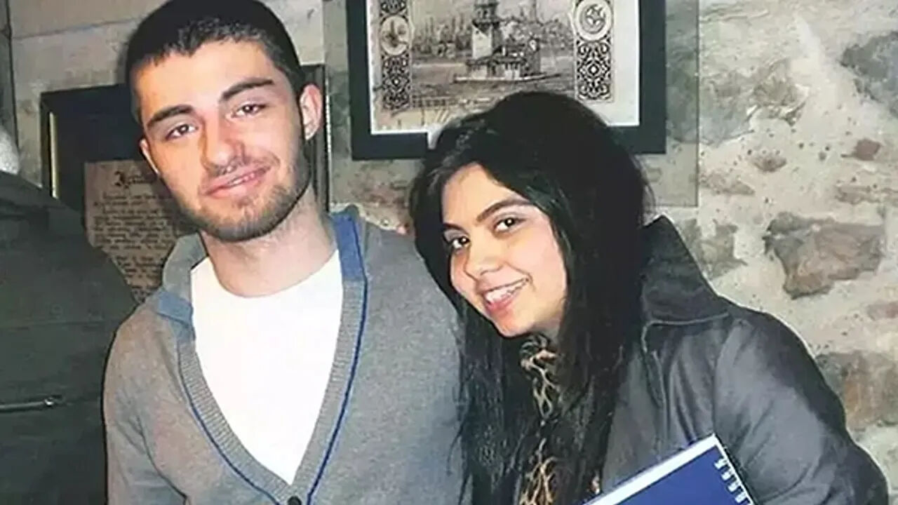 Cem Garipoğlu'nun Münevver'i katlettiği kanepede poz vermişlerdi! Rezan Epözdemir isyan ederek anlattı Cem Garipoğlu'nun Münevver'i katlettiği kanepede poz vermişlerdi! Rezan Epözdemir isyan ederek anlattı - 8. Resim