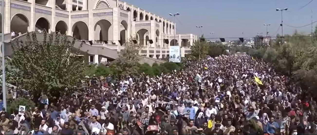 Hamaney on binlerin önünde İsrail'i uyardı: Acele etmeyeceğiz, gerekirse yine vuracağız Dünyanın gözü Tahran'da: Hamaney'den 4 yıl sonra ilk... Binlerce kişi ağzından çıkacaklara kilitlendi - 1. Resim