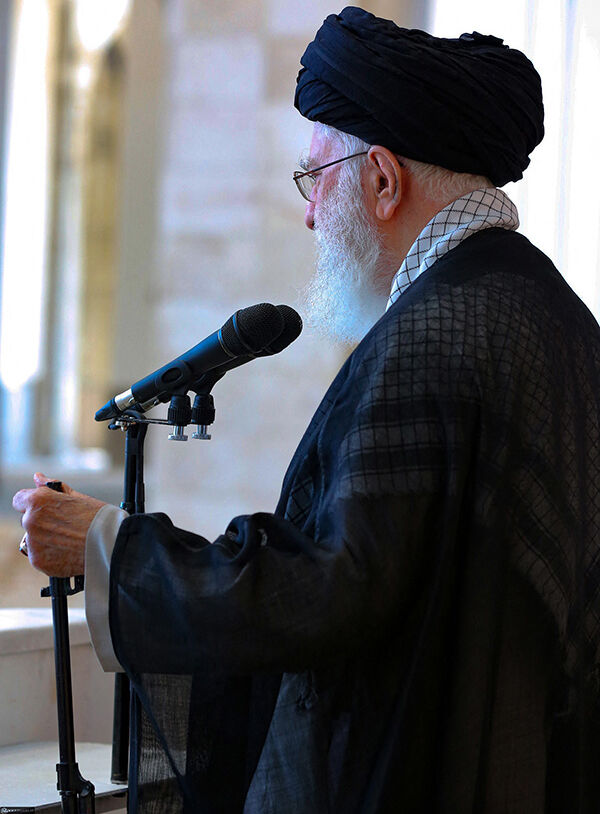 Hamaney 4 yıl sonra hutbeye yine tüfekle çıktı - 4. Resim