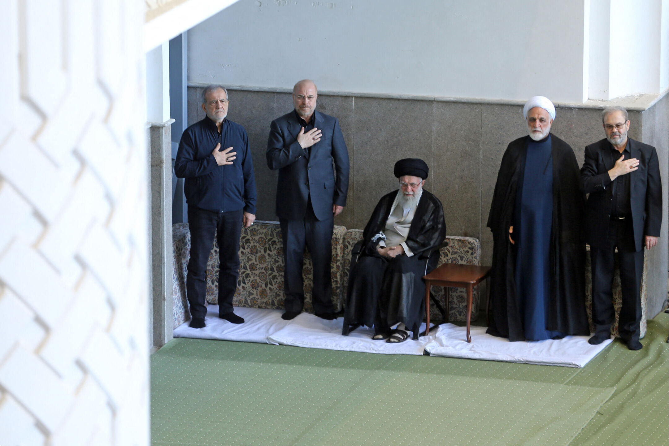 Hamaney on binlerin önünde İsrail'i uyardı: Acele etmeyeceğiz, gerekirse yine vuracağız Hamaney on binlerin önünde İsrail'i uyardı: Acele etmeyeceğiz, gerekirse yine vuracağız - 1. Resim