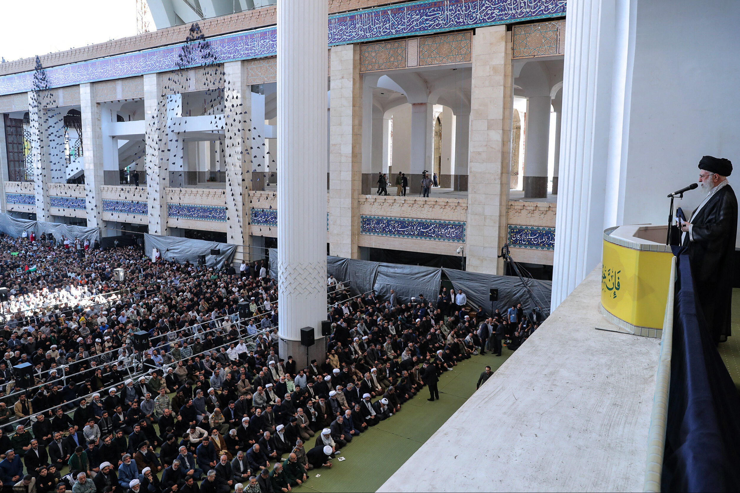 Hamaney on binlerin önünde İsrail'i uyardı: Acele etmeyeceğiz, gerekirse yine vuracağız Hamaney on binlerin önünde İsrail'i uyardı: Acele etmeyeceğiz, gerekirse yine vuracağız - 3. Resim