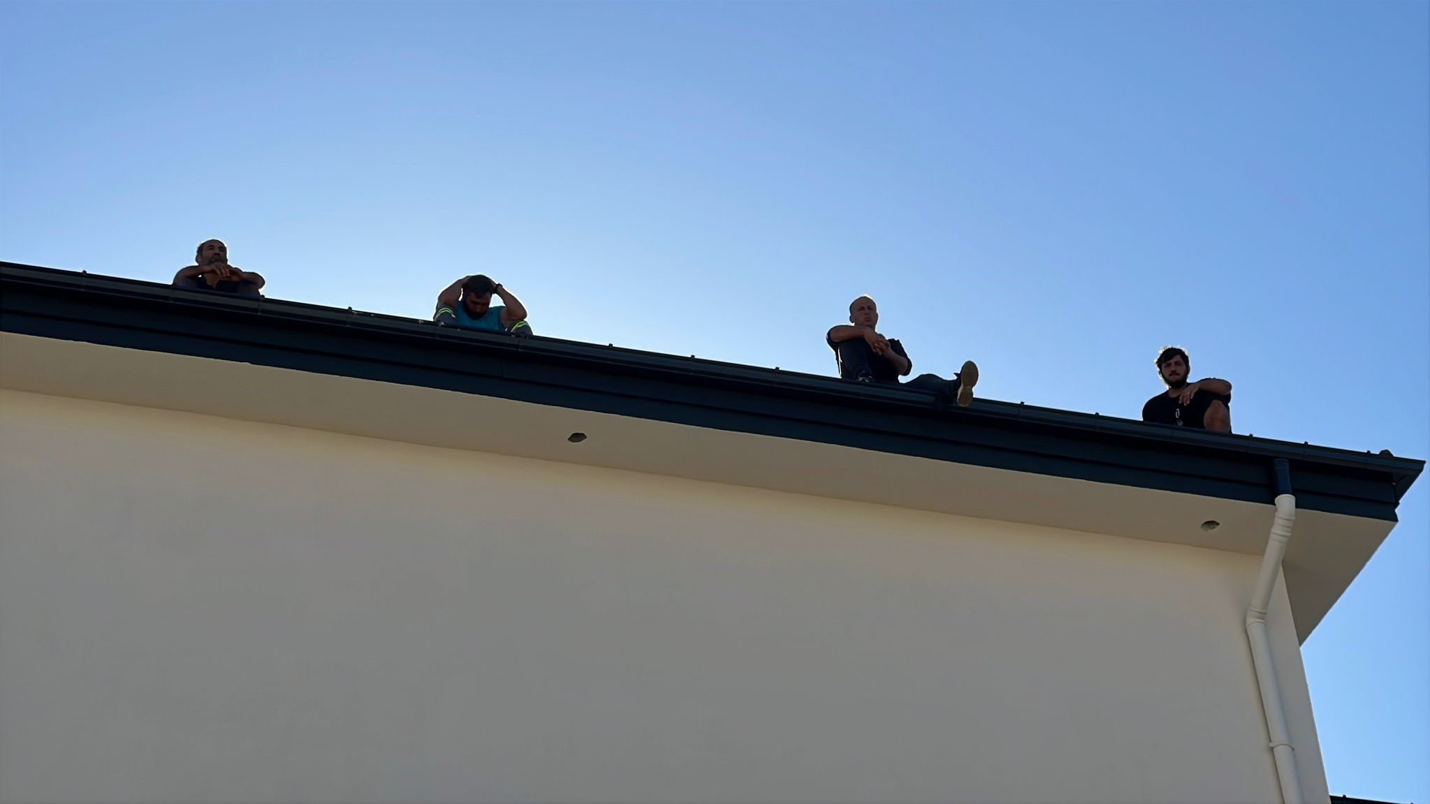 3 aydır maaşlarını alamayan işçiler çatıya çıktı 3 aydır maaşlarını alamayan işçiler çatıya çıktı - 1. Resim