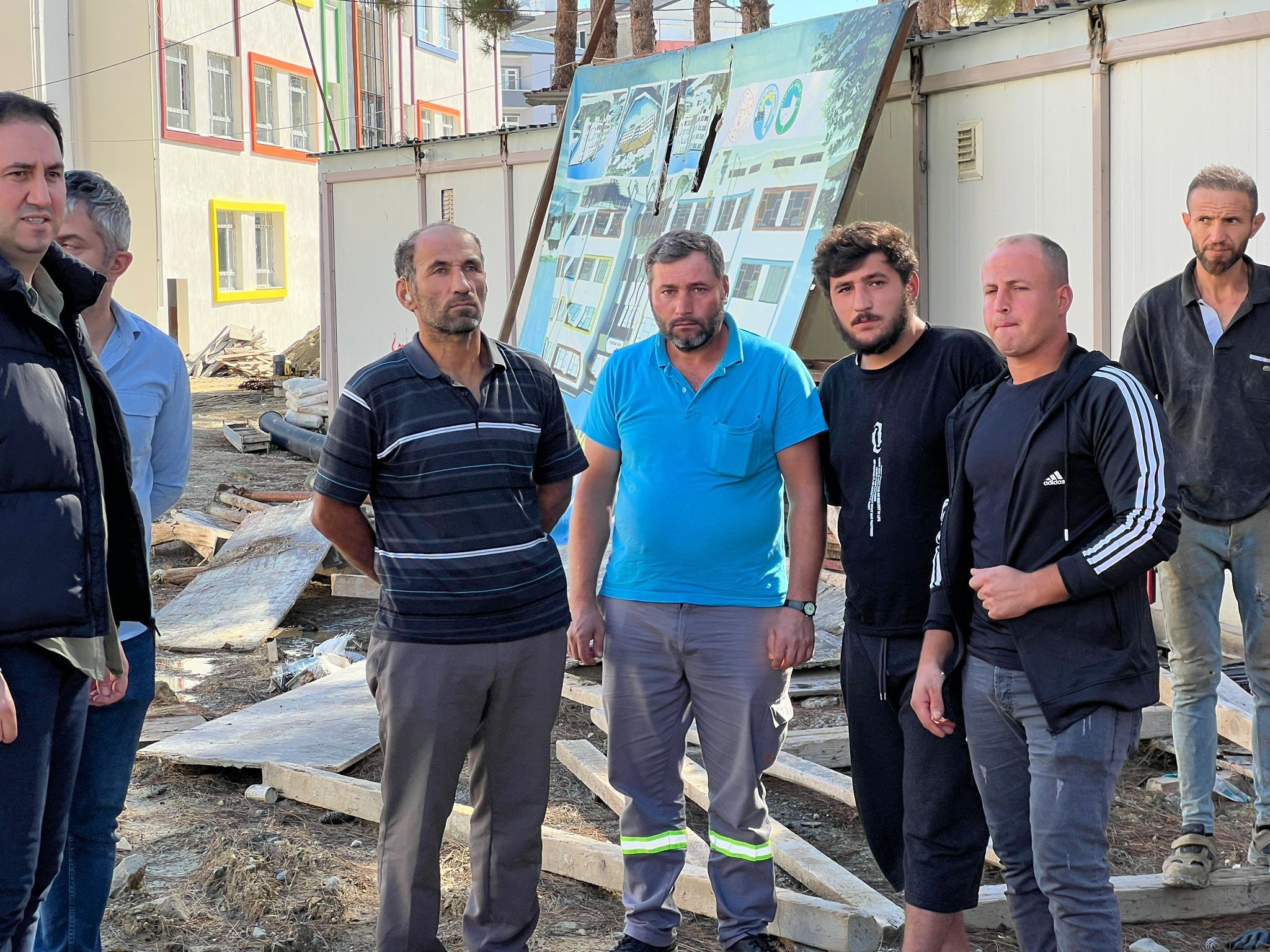 3 aydır maaşlarını alamayan işçiler çatıya çıktı 3 aydır maaşlarını alamayan işçiler çatıya çıktı - 2. Resim