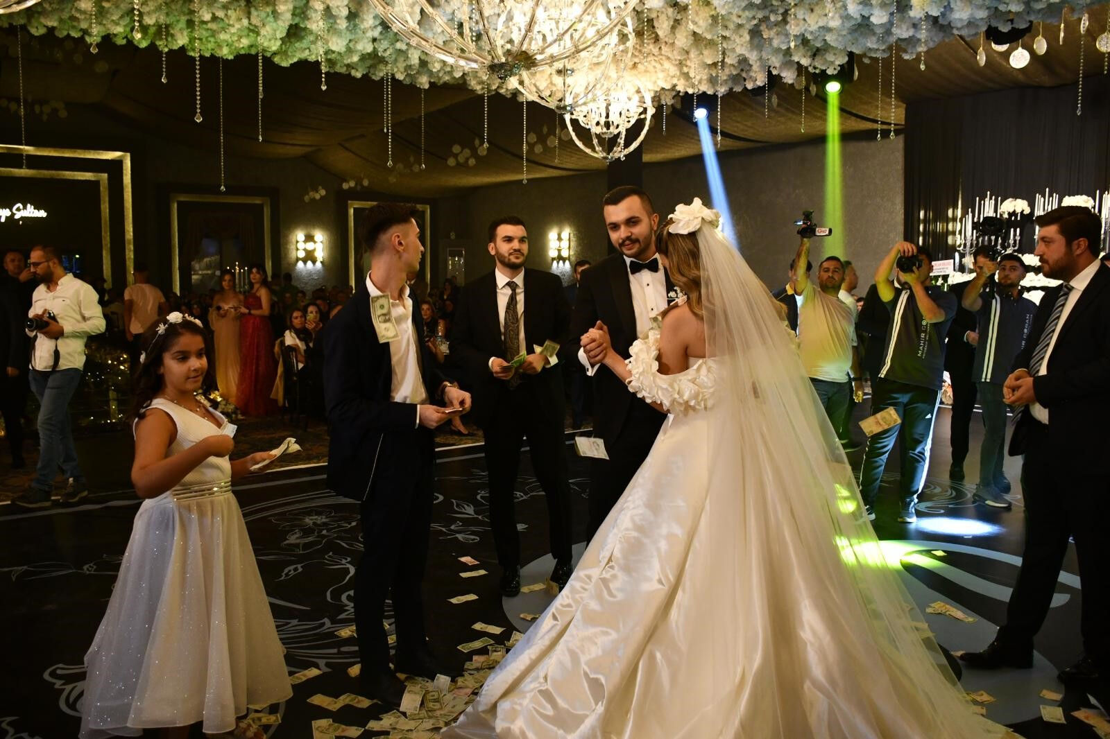 Aşiret düğününde paralar havada uçuştu! Çiftin nikah şahidi Fatma Şahin oldu Aşiret düğününde paralar havada uçuştu! Çiftin nikah şahidi Fatma Şahin oldu - 1. Resim